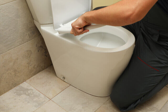 DIY修理vs専門業者：トイレ水漏れ対策の比較