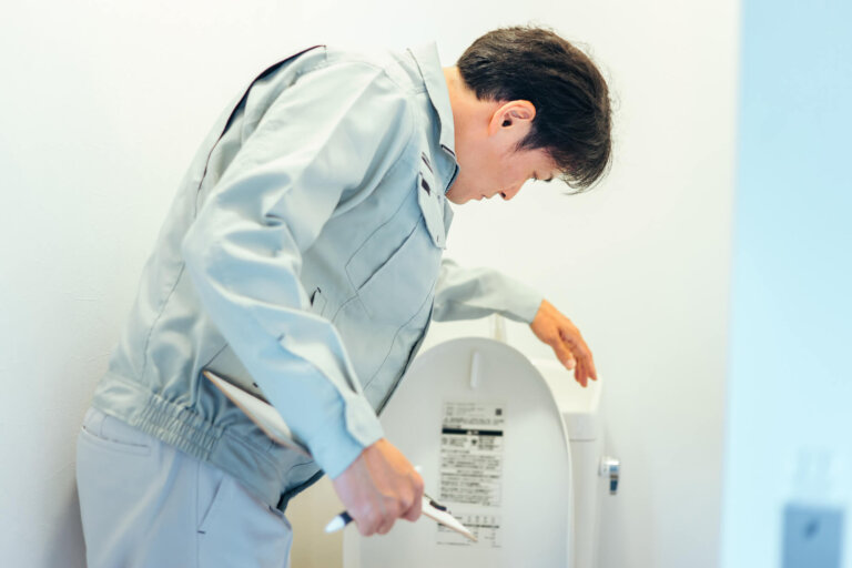 トイレの流れが悪い？ゴボゴボ音の原因と対処法を徹底解説