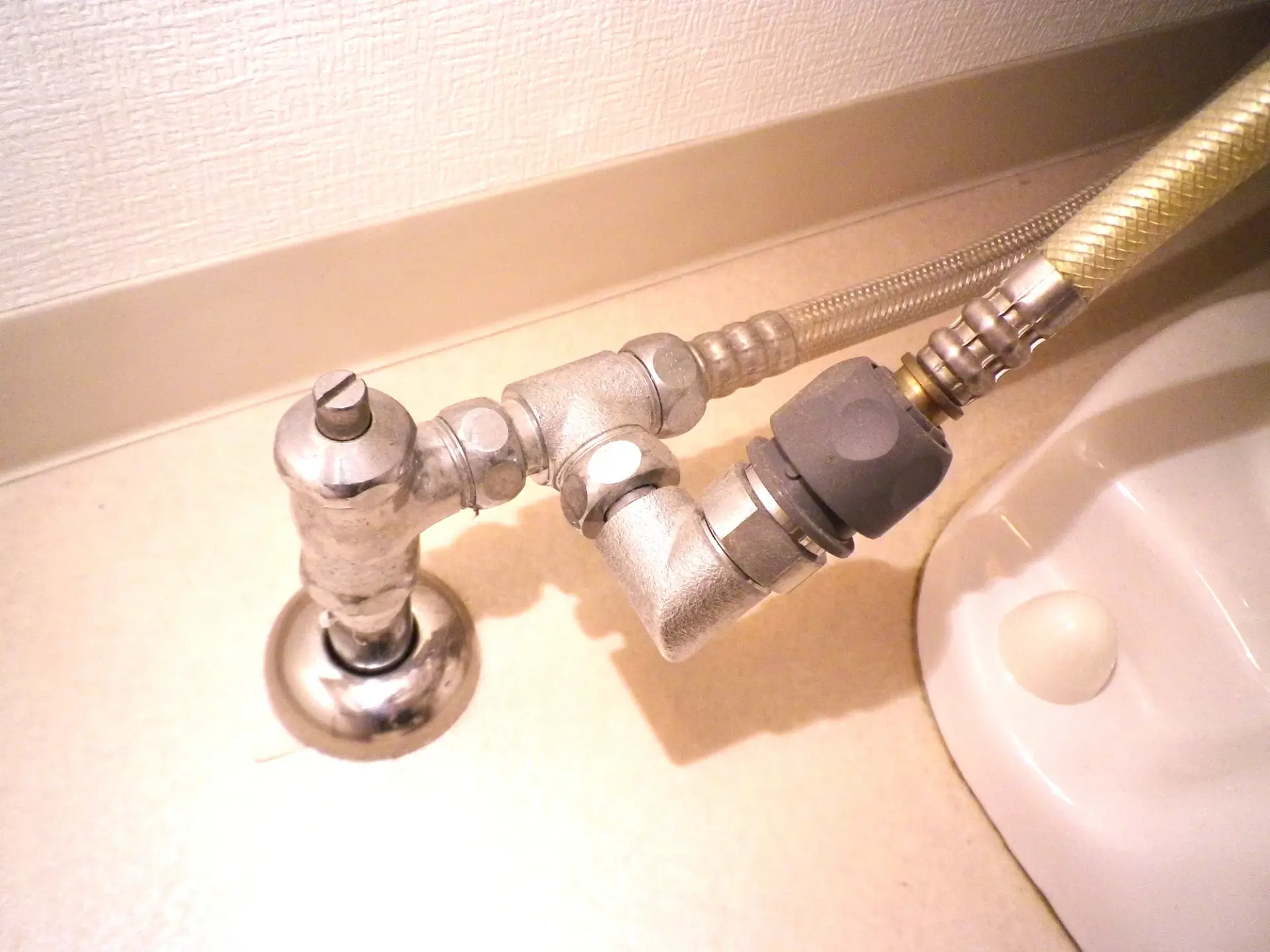 トイレの止水栓が回らない!緊急時の対処法から修理、業者選びまで徹底解説