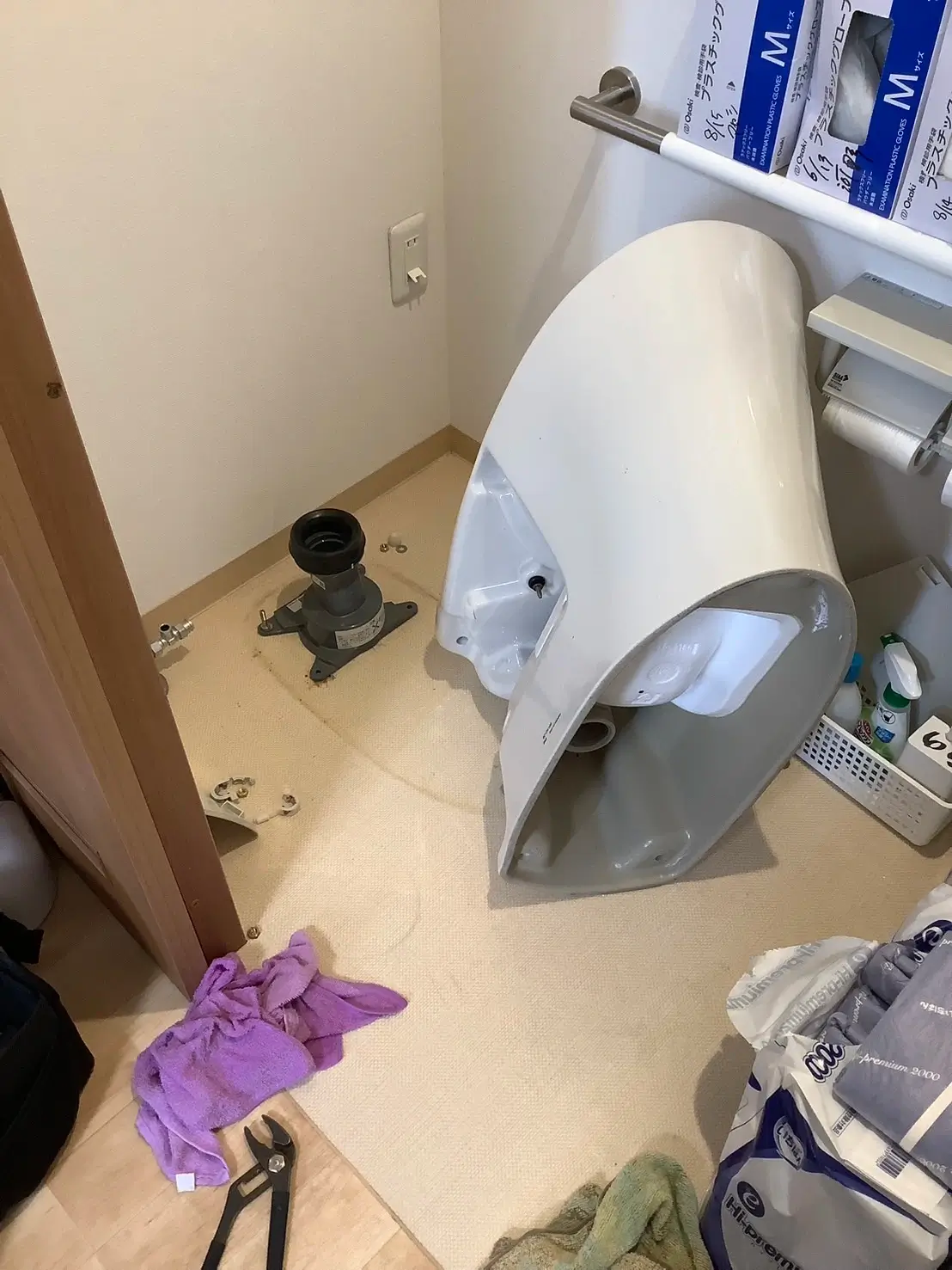 深刻なトイレ詰まりによる便器脱着-守口市佐太東町