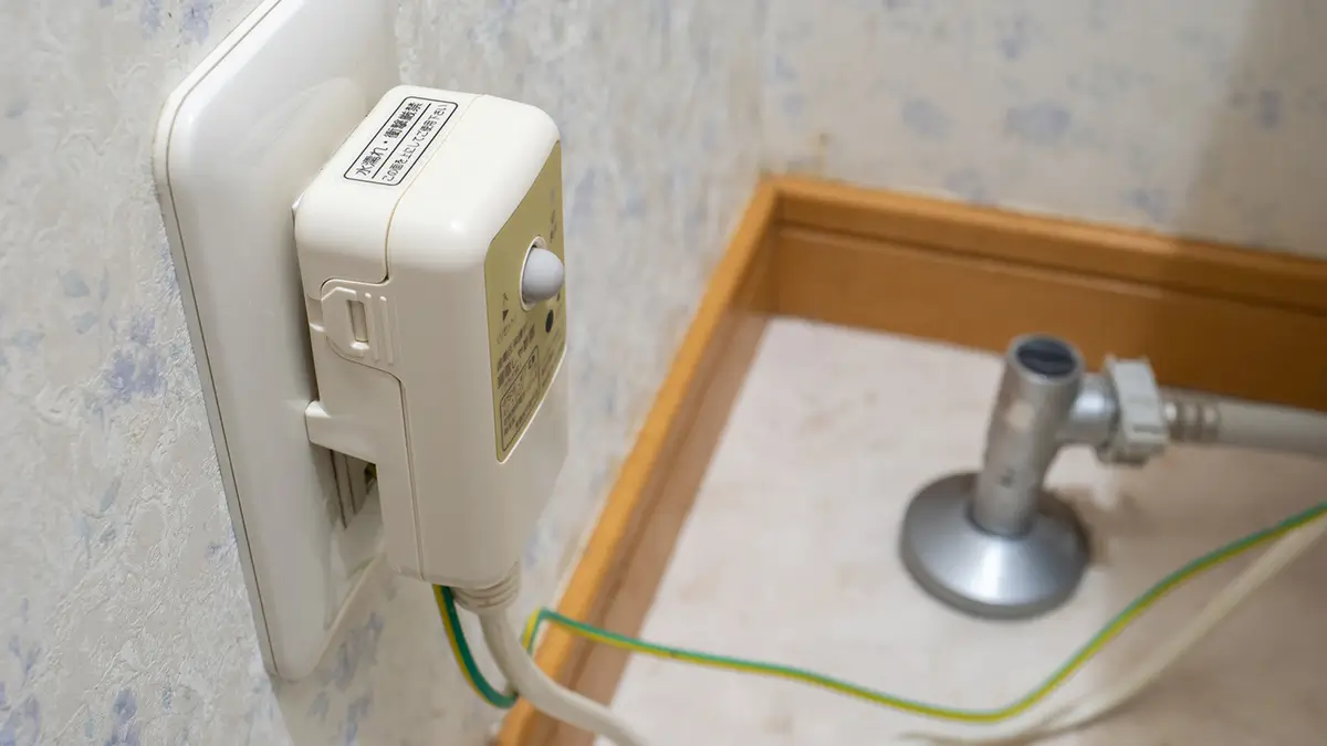 自動洗浄トイレの電源プラグ